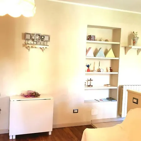 Romantic And Cozy Flat Casa Chicca アパート ヴェルバーニア